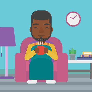 Çay sandalyeyle içinde oturan adam.