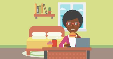 Hamburger yiyen kadın.