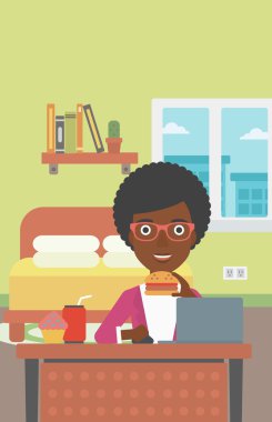 Hamburger yiyen kadın.