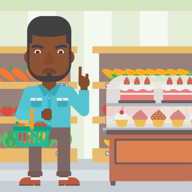 Süpermarket sepeti tutan adam.