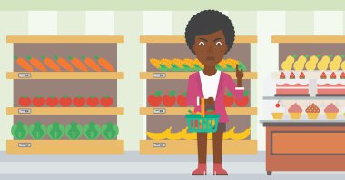 Süpermarket sepeti tutan kadın.