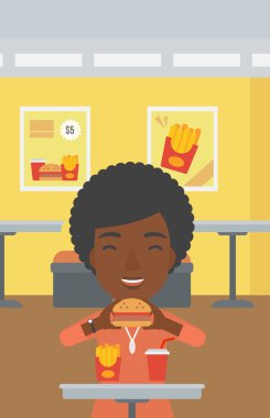 Hamburger yiyen kadın.