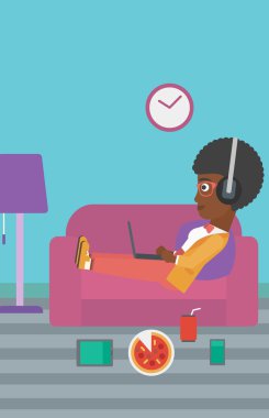 Birçok gadget'lar ile kanepede yatan kadın.