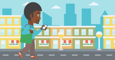 Smartphone ile yürüyen adam.