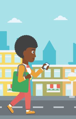 Smartphone ile yürüyen kadın.