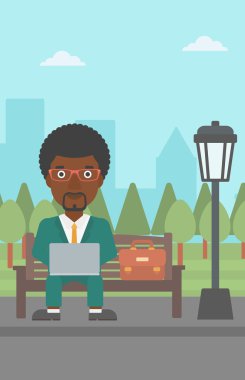 Dizüstü bilgisayarda çalışan adam.