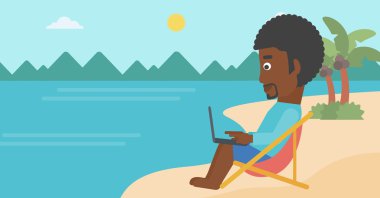 Şezlong dizüstü bilgisayar ile oturan işadamı.