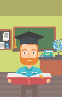 Kitap mezuniyet şapkalı adam.