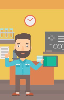 tablet bilgisayar tutan adam.