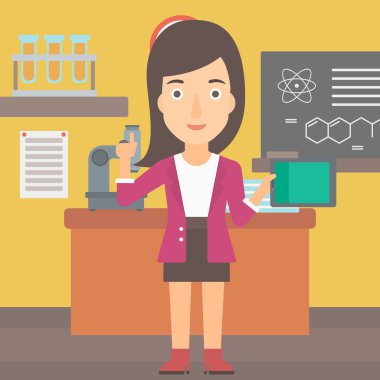 Tablet bilgisayar tutan kadın.