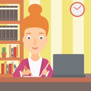 Eğitim için dizüstü bilgisayar kullanan kadın.