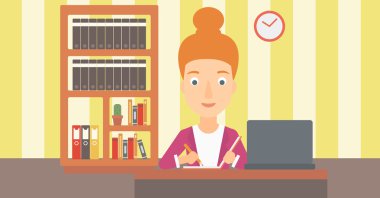 Eğitim için dizüstü bilgisayar kullanan kadın.