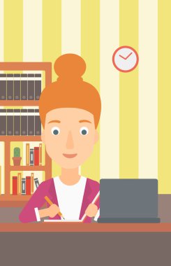 Eğitim için dizüstü bilgisayar kullanan kadın.