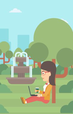 Eğitim için dizüstü bilgisayar kullanan kadın.