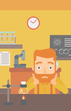 Adam kafasını tutarak çaresizlik içinde.