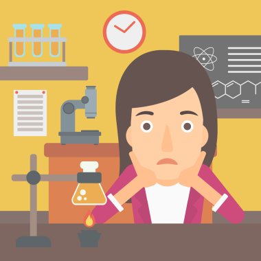 Kadın kafasını tutarak çaresizlik içinde.