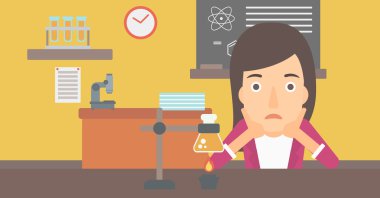 Kadın kafasını tutarak çaresizlik içinde.