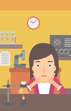 Kadın kafasını tutarak çaresizlik içinde.