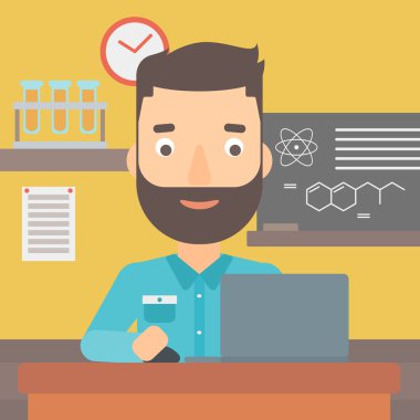 Laptop ile okuyan adam.