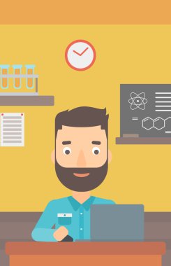 Laptop ile okuyan adam.