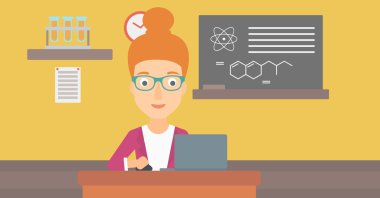 laptop ile okuyan kadın.