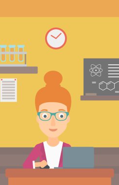 laptop ile okuyan kadın.