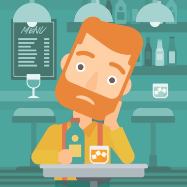 Şişe ve cam ile üzgün adam.