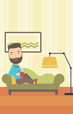 Bardak çay ile yatan adam.