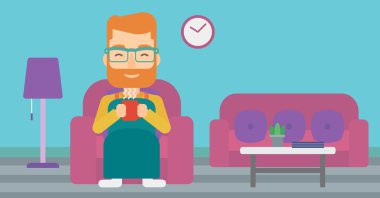 Çay sandalyeyle içinde oturan adam.