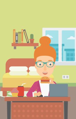 Hamburger yiyen kadın.