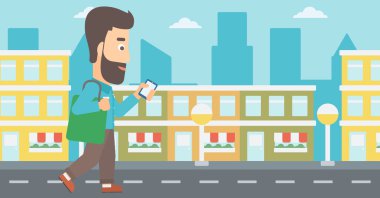 Smartphone ile yürüyen adam.