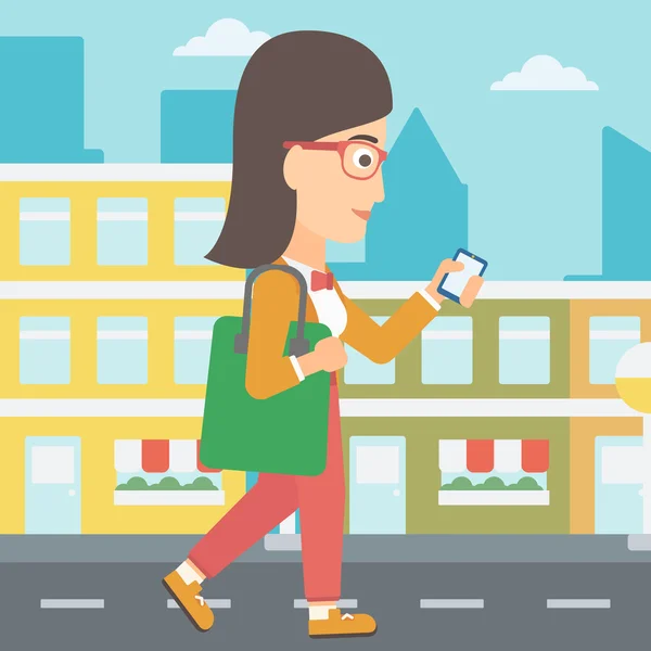 Mujer caminando con smartphone . — Vector de stock