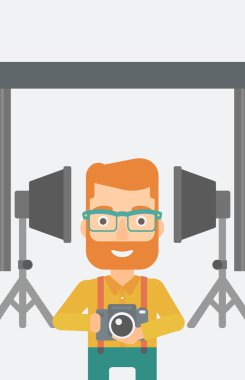 Fotoğrafçı holding kamera gülümseyen.