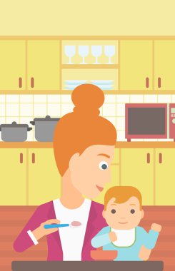 Bebeği besleyen kadın.