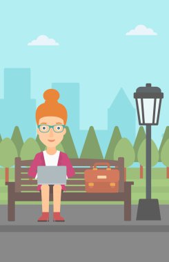 Dizüstü bilgisayarda çalışan kadın.