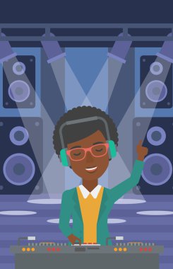 DJ konsolu ile gülümseyen.