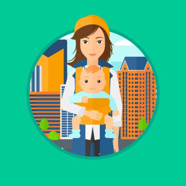 Arkadan kovalayan oğlunu taşıyan anne.