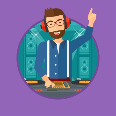 Dj karıştırma müzik turntable üzerinde gülümseyen.