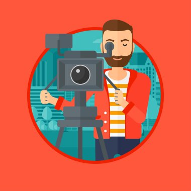 Kameraman ile film fotoğraf makinesi tripod üzerinde.
