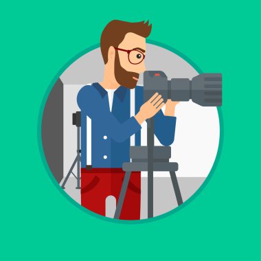 Fotoğrafçı ile fotoğraf makinesi tripod üzerinde çalışma.
