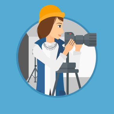 Fotoğrafçı ile fotoğraf makinesi tripod üzerinde çalışma.