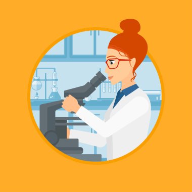 Laboratuar asistanı ile mikroskop.