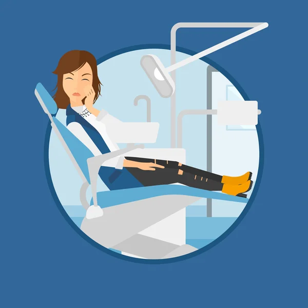 Mujer sufriendo en silla dental . — Vector de stock