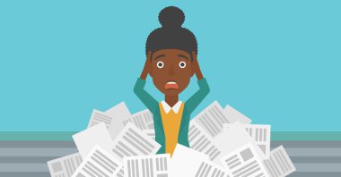 Gazeteler yığını kadında.