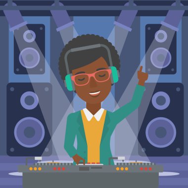 DJ konsolu ile gülümseyen.