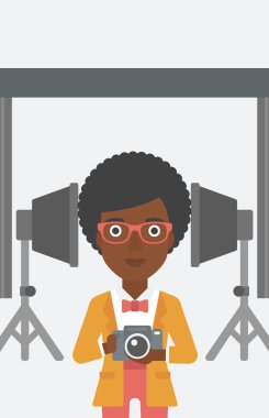 Fotoğrafçı holding kamera gülümseyen.