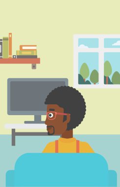 Televizyon izleyen adam..