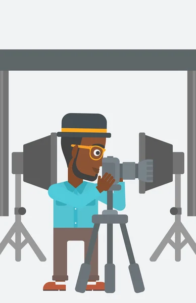 Photographer working with camera on a tripod. — Διανυσματικό Αρχείο