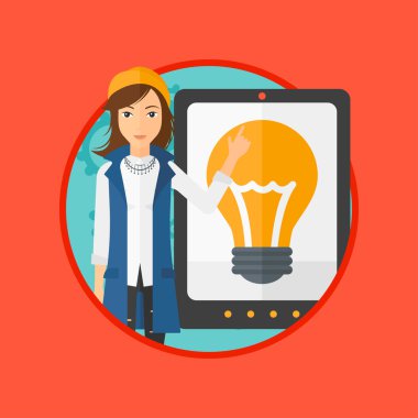 Büyük tablet bilgisayarda işaret eden kadın.