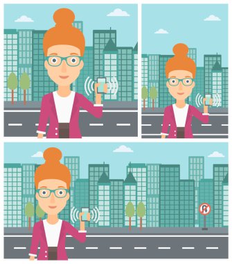 Zil telefon tutan kadın.